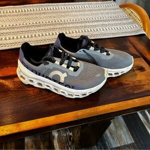 ON Women's Gray Sneakers